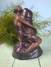 Bronzen beeld The Hugger