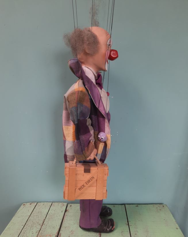 vintage marionet, clown met houten koffer (NIX DRIN)