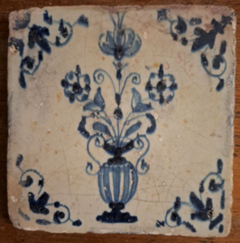 Antieke tegel – Delft, bloemenvaas in blauw – ca. 17e eeuw
