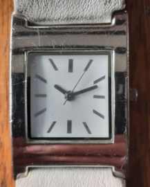 Horloge – MERKLOOS, wit lederen band