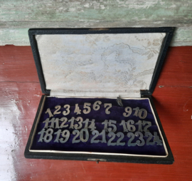 Foudraal met 24 Alpacca-zilveren tafelnummers