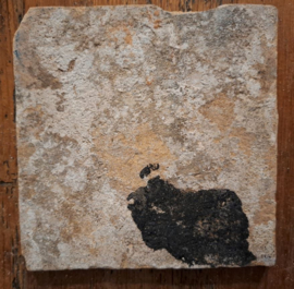 Antieke tegel – Delft, bloemenvaas, franse lelie-hoeken – ca. 1640 - 1