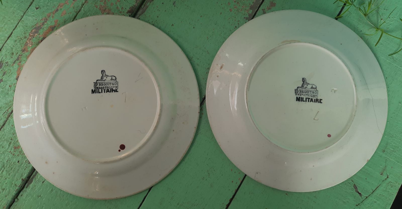 set 2 bordjes P.Regout Militaire