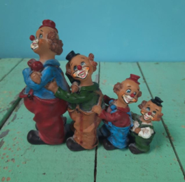 BEELD – clown – kunsthars - 4 clowns op een rij