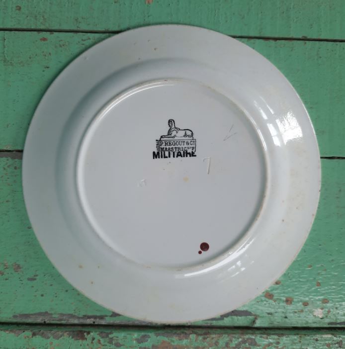 set 2 bordjes P.Regout Militaire