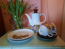 Retro koffiepot, bordjes en kop en schotels