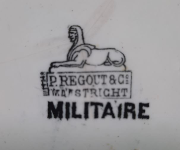 set 2 bordjes P.Regout Militaire