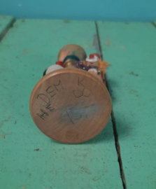 BEELD – clown – hout - Clown achter pilaar