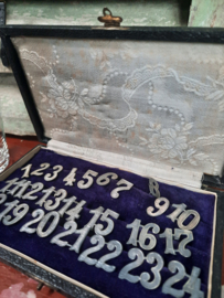 Foudraal met 24 Alpacca-zilveren tafelnummers