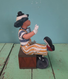 BEELD – clown – kunsthars – Clown op kist