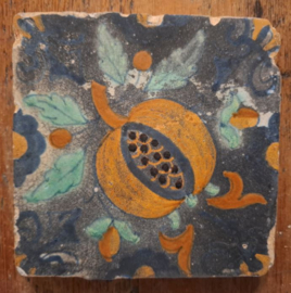 Antieke tegel – granaatappel – ca. 17e eeuw