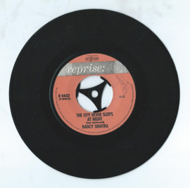 NANCY SINATRA – THESE BOOTS ARE MADE FOR WALKIN' / THE CITY NEVER SLEEPS AT NIGHT – 1966 (♪)