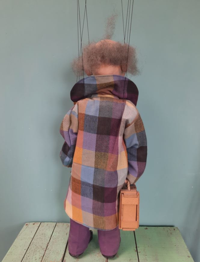 vintage marionet, clown met houten koffer (NIX DRIN)