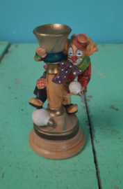 BEELD – clown – hout - Clown achter pilaar