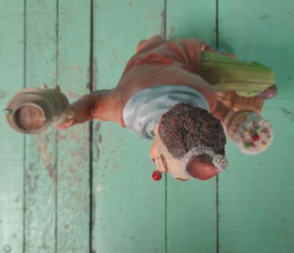 BEELD – clown – kunsthars – Clown, jongleren met kopjes en taart