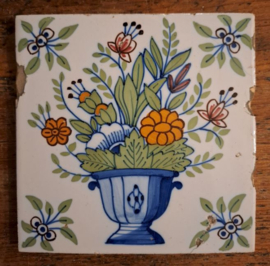 Antieke tegel, bloemen op vaas