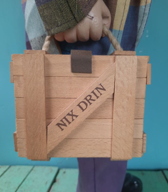 vintage marionet, clown met houten koffer (NIX DRIN)