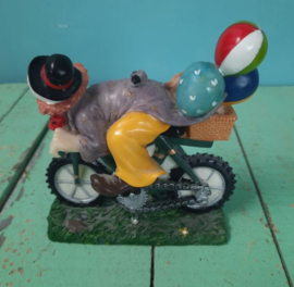 BEELD – clown – kunsthars - Clown op fiets met ballonnen