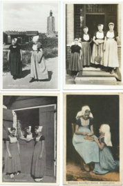 SET van 4 ansichtkaarten – Klederdracht