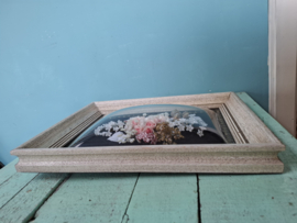 Lijst met bol glas en kunstbloemen