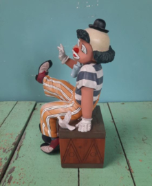 BEELD – clown – kunsthars – Clown op kist