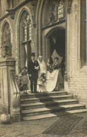 Ansichtkaart - Bruidspaar – stadhuis Middelburg