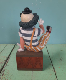 BEELD – clown – kunsthars – Clown op kist