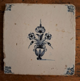 Antieke tegel – Delft, vaasje met bloemen – ca. 17e eeuw