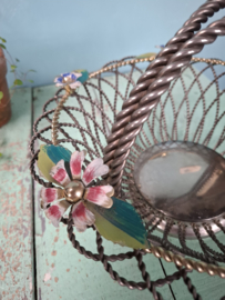 Draadmand met bloemen