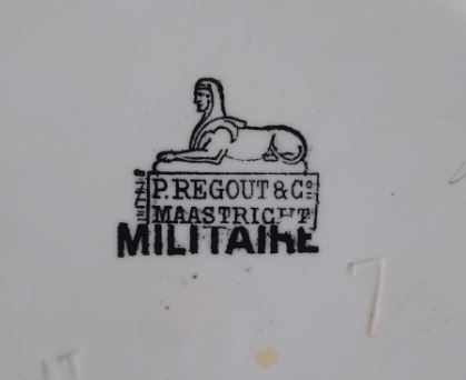 set 2 bordjes P.Regout Militaire