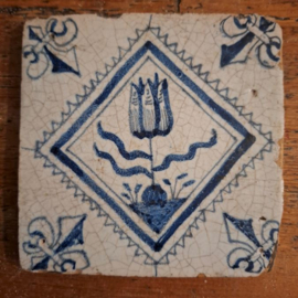 Antieke tegel - bloemdecor, Tulp in gekarteld vierkant – ca. 17e eeuw