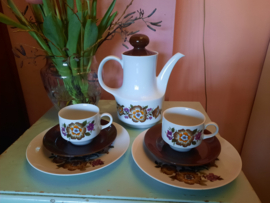 Retro koffiepot, bordjes en kop en schotels