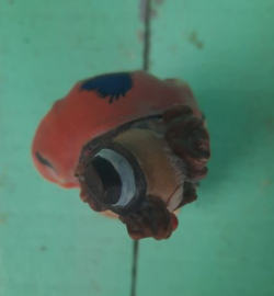 BEELD – clown – hout - Max met koffer