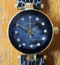 Horloge – TROICA QUARTZ, WITH SHAPED GLASS DISPLAY