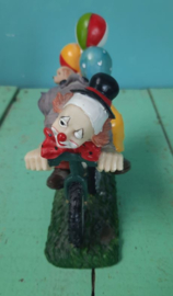 BEELD – clown – kunsthars - Clown op fiets met ballonnen