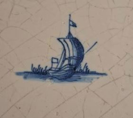 Antieke tegel – Delft, zeilbootje (hoeker) – ca. 17e eeuw