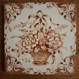 Antieke tegel - bruin transfer-ware decor van een bloemenmand