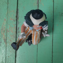 BEELD – clown – kunsthars – Clown op kist