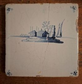 Antieke tegel - landschap, huisjes, toren, bootje – ca. 17e eeuw