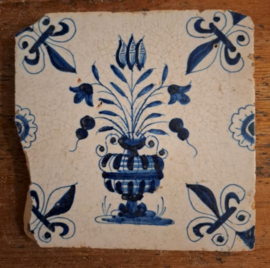Antieke tegel – Delft, bloemenvaas, franse lelie-hoeken – ca. 1640 - 1