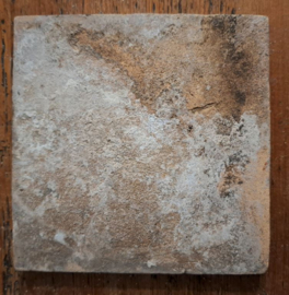 Antieke tegel - bloemdecor, Tulp in gekarteld vierkant – ca. 17e eeuw