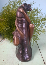 Bronzen beeld The Hugger