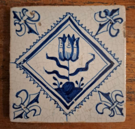 Antieke tegel – Delft, bloemdecor, Tulp in gekarteld vierkant – ca. 17e eeuw