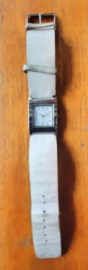 Horloge – MERKLOOS, wit lederen band