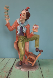 BEELD – clown – kunsthars – Clown, jongleren met kopjes en taart