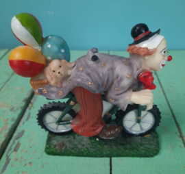BEELD – clown – kunsthars - Clown op fiets met ballonnen