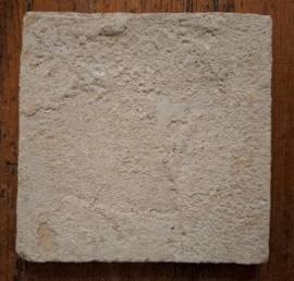 Antieke tegel – Delft, bloemdecor, Tulp in gekarteld vierkant – ca. 17e eeuw