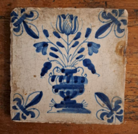 Antieke tegel – Delft, bloemenvaas, franse lelie-hoeken – ca. 1640 – 2
