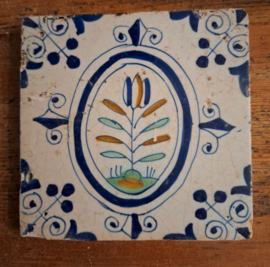 Antieke tegel – Delft, bloem – ca. 1620-1650