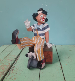 BEELD – clown – kunsthars – Clown op kist